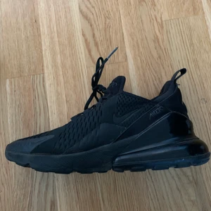 Svarta Nike air Max 270  - Dem är använda cirka 2 gånger, jättebra skick! Storlek 39. 