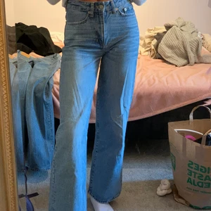 Vida jeans / wide leg  - Vida monki jeans. Bra skick. 100kr+frakt. Kan skicka fler bilder om så önskas. Säljer även många andra jeans i min profil 😋😊 jag är 168cm lång. 