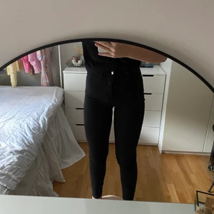 svarta jeans - ett par svarta molly jeans från Ginatricot som jag inte andvänder längre, de är i bra skick. Storlek XS. Mitt pris 35kr.