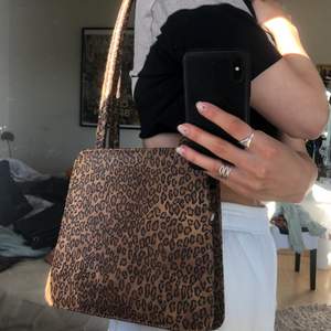Leopard väska med långa handtag 