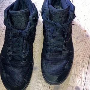 Svarta Jordans strl 46 - Använda ett par gånger men skorna är i bra skick.