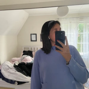 Tröja - Jättefin lila ish stickad tröja från carin Wester i strl S. Gullig ficka på framsidan som gör tröjan väldigt unik.