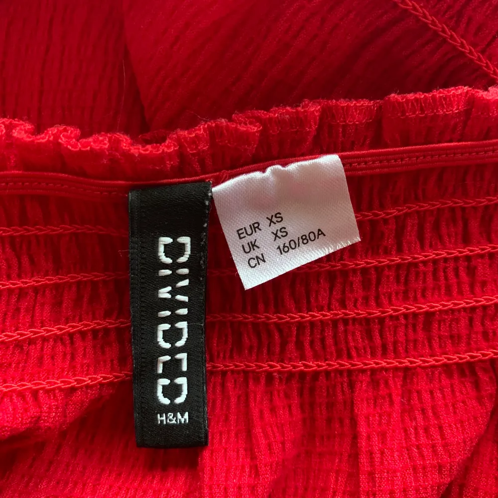Röd somrig  off shoulder topp från H&M, använd ett fåtal gånger❣️. Toppar.