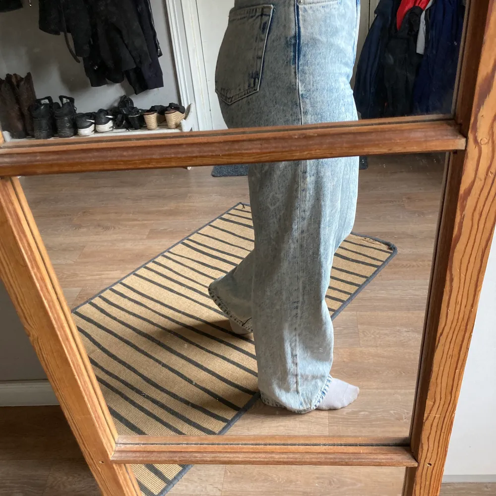 Säljer mina sjukt snygga jeans från monki som knappt är knappt använda. Dom sitter perfekt på mig som vanligtvis har storlek 36 och är 170cm lång🥰. Jeans & Byxor.