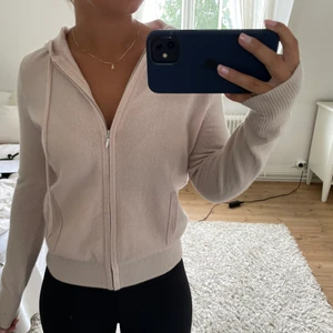 Softgoat tröja - En jättefin rosa cashmere tröja från Softgoat! Nypris är 2095kr och den fina ljusrosa färgen säljs inte längre💕