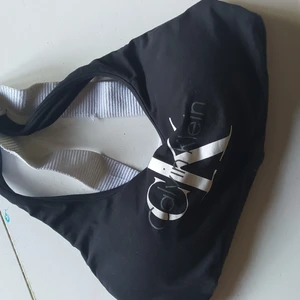 Calvin Klein bh top strl M - Lite nopprig bak på banden. Cool modell! Djur och rökfritt hem, samfraktar gärna! Frakt 48:-