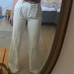 Vita LINNEBYXOR - Säljer dessa högmidjade linnebyxor från Massimo Dutti❤️❤️❤️❤️❤️ Säljer då de är lite för små för mig🥰🥰💕🌞