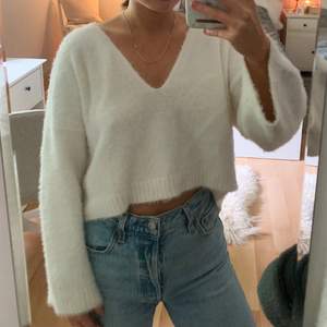 Säljer denna härliga stickade tröja. Har v-ringning på ena sidan och vanlig u-ringning på andra sidan. Kan också bäras som off-shoulder. Jättehärligt material som är mjukt och fluffigt. 150kr + frakt