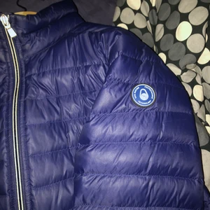 Sail racing jacka - En mörkblå sailracing jacka bra skick lite andvänd inga märken som synd storlek 170