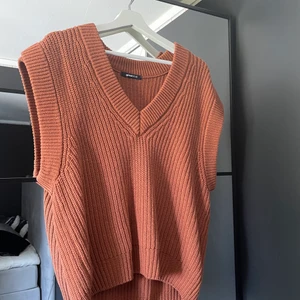 Stickad väst - Säljer denna stickade väst från Gina Tricot, ordinarie pris 299, säljer för 100, bra skick, aldrig använd, storlek M, köparen står för frakt💗