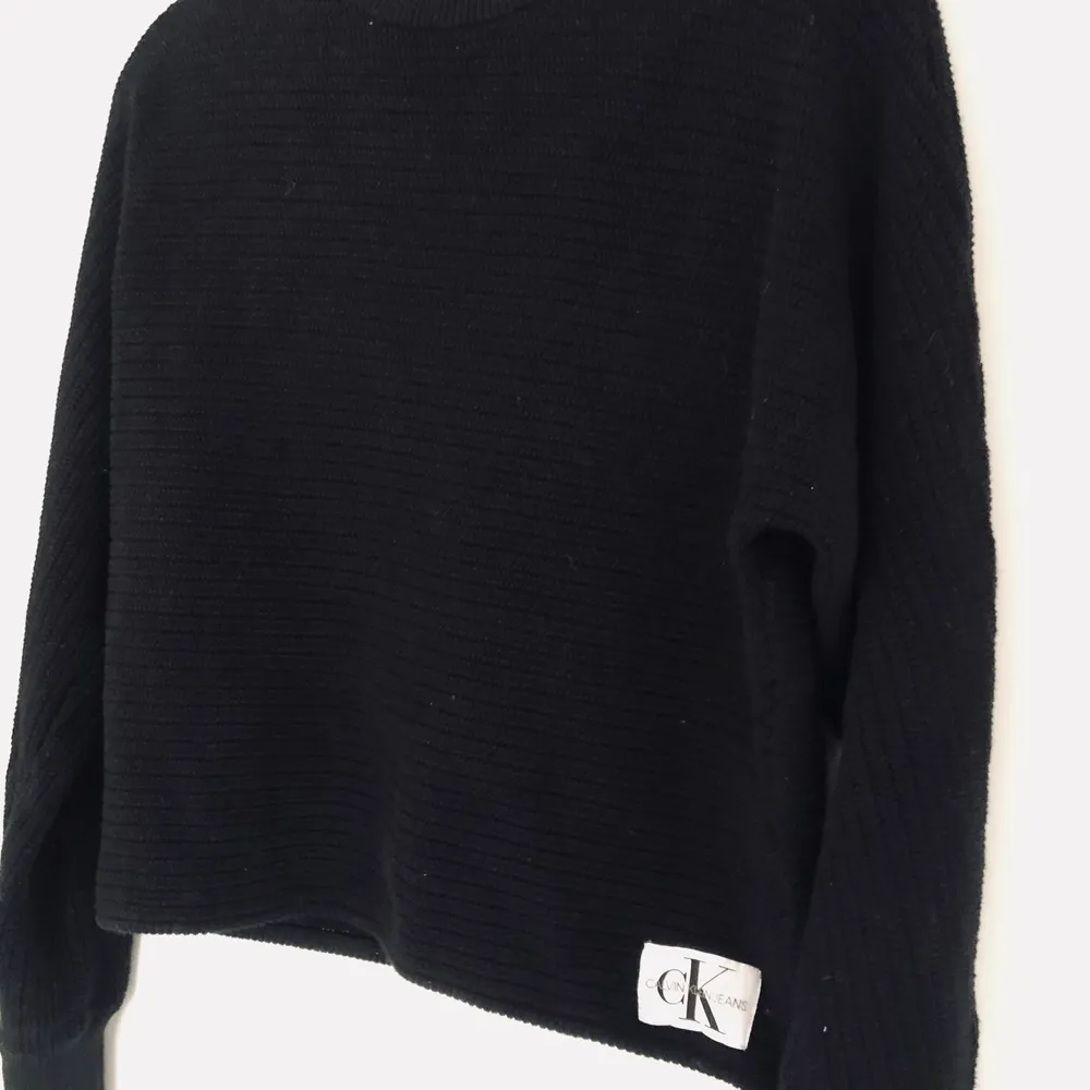 Säljer denna stickade tröjan ifrån Calvin Klein! Använd ett fåtal gånger så är i princip som ny💞 Köparen står för frakt!. Stickat.