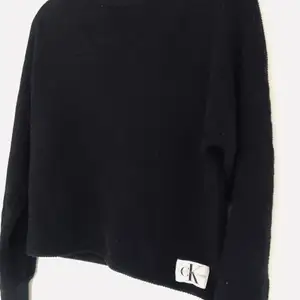 Säljer denna stickade tröjan ifrån Calvin Klein! Använd ett fåtal gånger så är i princip som ny💞 Köparen står för frakt!