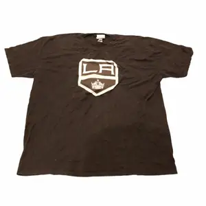 En riktigt fet svart tröja frn hockeylaget i USA som heter LA kings. Trycket är deras logga och den är svart och vit. Sjölv materialet har hög kvalitet och är svart. Thriftad på en secondhandbutik i USA.
