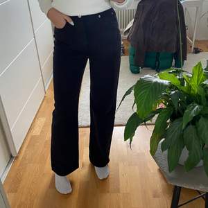 svarta jeans från h&m. raka ben, storlek 40 men passar mig som egentligen har 36🖤