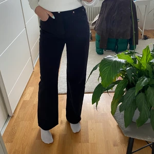 Jeans h&m - svarta jeans från h&m. raka ben, storlek 40 men passar mig som egentligen har 36🖤