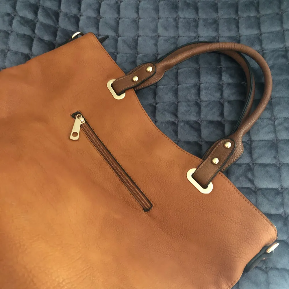 Säljer en brun skinn MK väska som är i bra skick. DM för mer info/pris. Väskor.