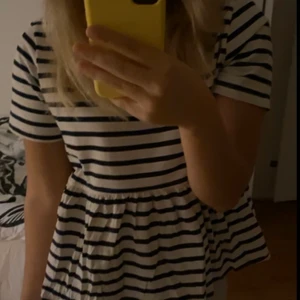 Volang T-shirt zara  - Trendig  fin randig t-shirt med volang nedtill från zara i storlek M. Max använd 3 gånger. Säljer då den inte kommer till användning! (Slut på hemsidan) 