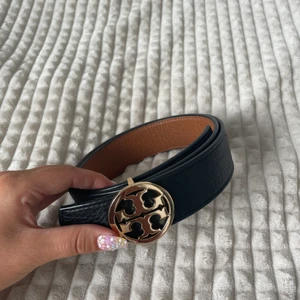 Tory burch bälte  - Fått i present och det har ej kommit till användning. Inga defekter i det stora hela, kanske lite skrap märken på guldet men knappt det! Så nästan som ny!✨✨ Skriv om du vill ha fler bilder!💝💝💝 Nypris 2000kr  