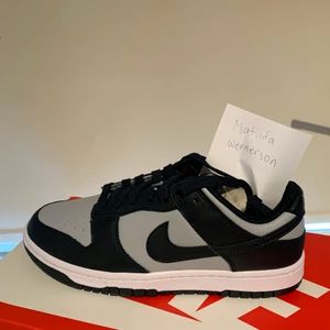 Nike dunk low georgetown  - Säljer ett par Nike dunk low georgetown i stl 39. Box och kvitto från nike medföljer. Köpare står för ev frakt.