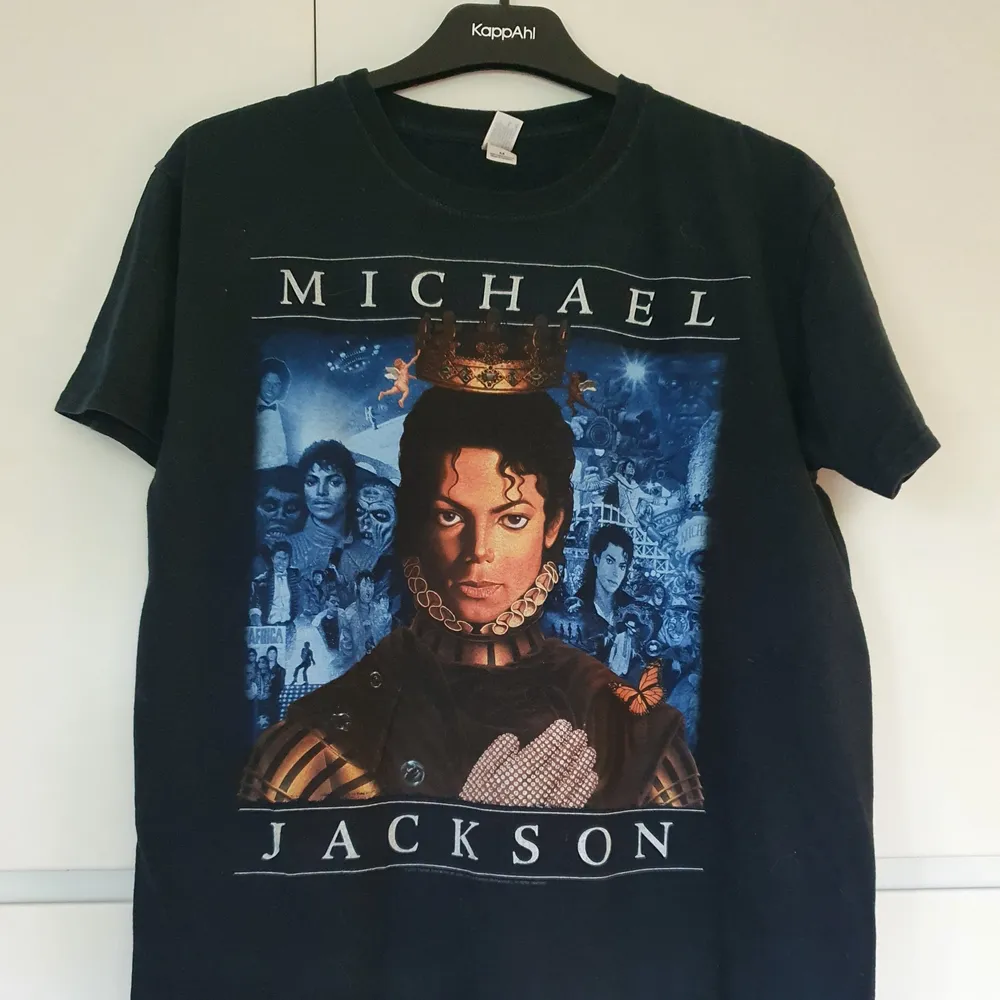 Retro Michael Jackson T that's been used as a sleeping shirt. Rarely used as of late. . Skjortor.