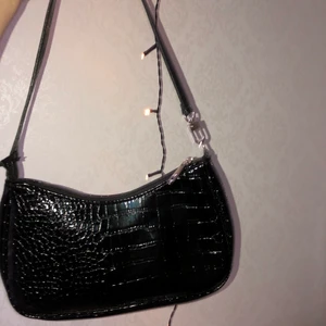Svart handväska - Väldigt fin men simpel handväska från shein, säljs då den tyvärr inte längre kommer till användning💓💓  