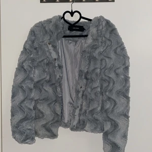 Jacka - En grå lurvig jacka från vero moda i storlek xs med knappar och fickor