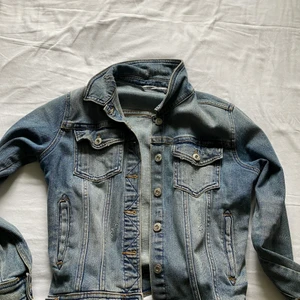 Jeansjacka - Säljer denna snygga jeansjacka från Zara. Aldrig använd 💙