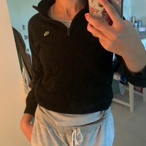 Lacoste tröja  - En så fin Lacoste zip! Den sitter aningen kort i armarna på mig. 70 kr plus frakt 