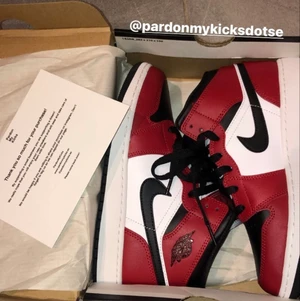 Jordan 1 Chicago black toe - Säljer mina jordans pga att jag aldrig använder dessa längre, inte riktigt min smak. Kvitto finns! Nypris vsg 2600kr