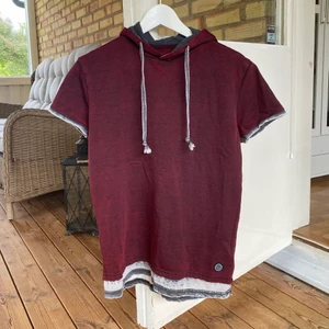 Kortärmad luvtröja - Köpt från EMP. Inte använt så mycket. Mysigt material på insidan. Färgen är vinröd. Köp nu 🙌