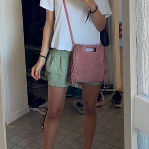 Maje väska - Säljer en maje väska i en superfin rosa färg! Den är väl använd men i gott skick, skriv för fler bilder 