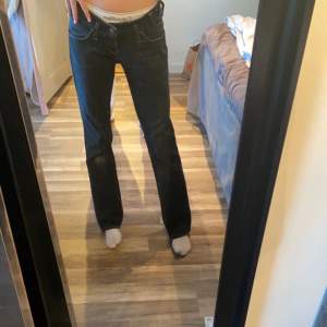 Detta är ett par jeans från second hand! Väldigt bra skick enligt mig! Och är i storlek 34 ungefär! 😋 jag säljer dessa för tycker inte dem sitter lika bra på mig längre tyvär. 