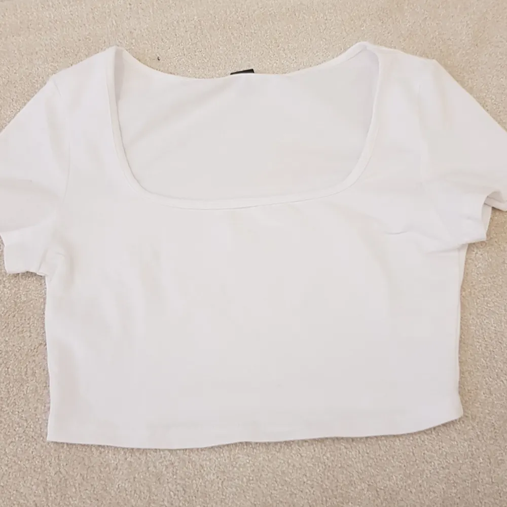 En vit typ Rektangelringad tröja från shein, det står att det är xs men skulle säg att den mer är som en s💞. Toppar.