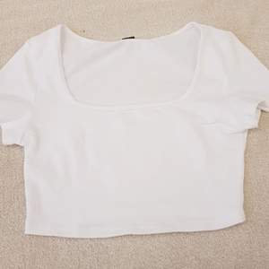 En vit typ Rektangelringad tröja från shein, det står att det är xs men skulle säg att den mer är som en s💞