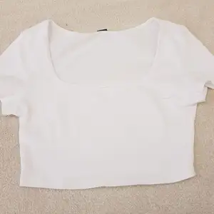 En vit typ Rektangelringad tröja från shein, det står att det är xs men skulle säg att den mer är som en s💞
