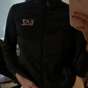 Armani kofta  - Säljer denna snygga Armani koftan för 175kr , använt ett par gånger men är fortfarande i fint skick 🤎  