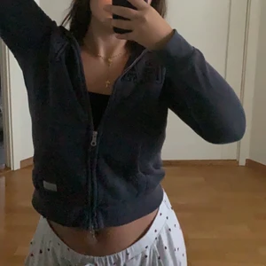 GANT kofta  - säljer min favvo kofta då den tyvärr ha blivit för liten för mig. budgivning vid större intresse. ( köparen står för frakten)🤗 vill också notera att det tyvärr inte medföljer ett band då det är borttappad!!❤️