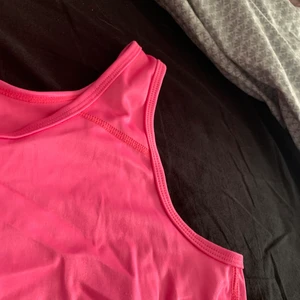 Fin rosa sport-bh! - Fin rosa sport-bh! Knappt använd så jättefint skick!! Frakt ingår i priset. 45kr!