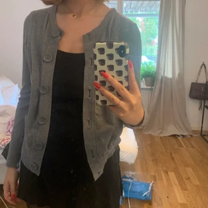 Cardigan  - Stickad cardigan från hm som är min mammas gamla (min mammas gamla), säljer även i ljusgrått. Strl L men sitter snyggt oversized på mig som är xs-s