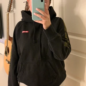 Levis hoodie - Säljer denna svincoola star wars hoodie från Levis. Den är liten i storleken så den sitter som en s/m. Fint skick, frakt tillkommer!!! Jag är 166cm lång💕
