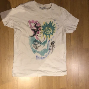 Tshirt - Fin tshirt köpt på weekday, tror jag köpte den för typ 250kr eller nått. Inget fel på den. Köparen står för frakt, betalning sker på swish.