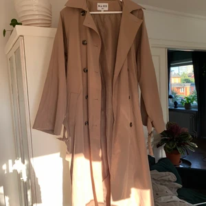 Trenchcoat  - Klassisk trenchcoat från nakd, super fin i kvalitet och sparsamt använd. 