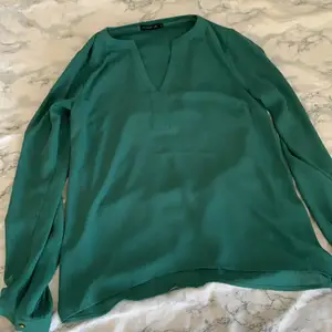 Jättefin kjorta från STOCKH LM. Den är i annan grön i verkligheten som är lite jusare. De är inte kjorta material utan mer typ silke tror jag. 