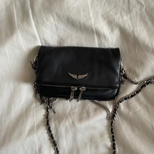 Zadig nano bag - Säljer denna väskan från Zadig. Det är den lilla modellen och den är väldigt använd därav priset. Det finns 2 synliga slitningar varav en på väskan och en på kedjan men det är inget som syns när man använder den. 