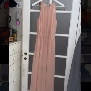 Balklänning från BIKBOK - En jättefin oanvänd balklänning köpt hos BIKBOK för ca 2 år sedan. Säljer pga: tänkte ha på en bal men de blev inte så:) original pris: 499kr