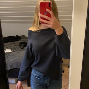 Stickad tröja - Säljer denna fina stickade tröja från H&M som är offsholder💙 Storlek S. Kontakta mig om för fler bilder och info eller om du har frågor/intresse!🥰