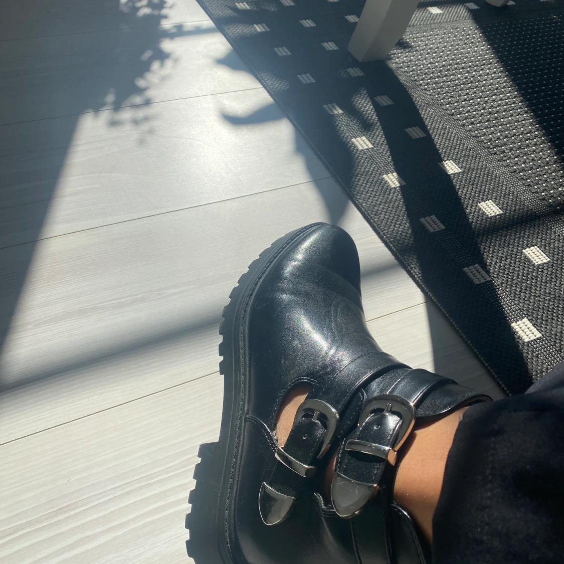 Svarta låga boots med spännen - 90