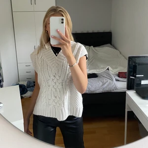 Stickad väst - Säljer denna supertrendiga stickade väst från H&M. De är xs men sitter oversized så skulle tro att den passar allt mellan xs-m 💕 knappt använd