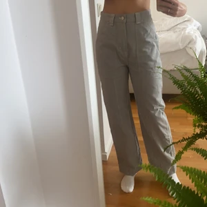 Weekday gwyneth trousers  - Skitsnygga byxor från WEEKDAY. Storlek 34. Använda endast en gång. Köpare står för frakt.