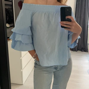 Blus - Säljer nu denna skitsnygga blus från Gina tricot i storlek 36 